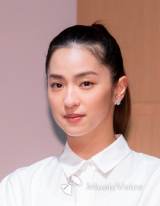 中村アン、胸元大胆に　妖艶ドレスで魅了