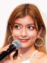 ローラ、大胆胸元＆ショーパン美脚　都会的な着こなしに「美しすぎる」「足ながーい」