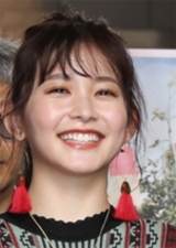 久間田琳加、ざっくりＶニット　美背中を大胆披露「背中まで美しい」