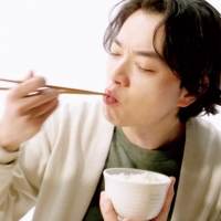 染谷将太、チキン南蛮定食を豪快に