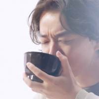染谷将太、チキン南蛮定食を豪快に