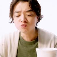 染谷将太、チキン南蛮定食を豪快に