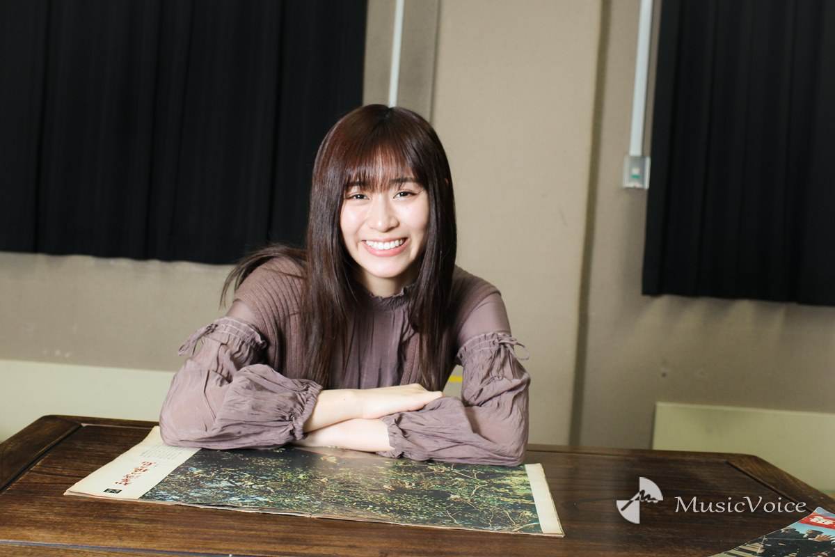 稽古場で撮影に応じる内木志