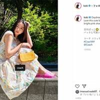 koki,、リゾート感ワンピで「日向ぼっこ」