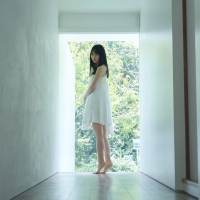 “純白”の賀喜遥香、表紙・巻頭グラビア