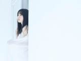 “純白”の賀喜遥香、表紙・巻頭グラビア飾る
