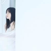 “純白”の賀喜遥香、表紙・巻頭グラビア飾る