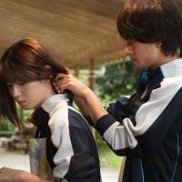 美 少年・浮所飛貴が白石聖の髪を束ねる、ドキドキの胸キュンシーン