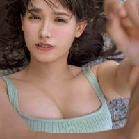 トラウデン直美、柔肌美ボディ披露
