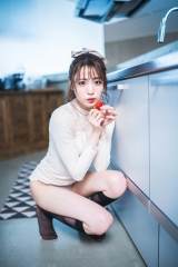 志田友美、“大人美ボディ”披露　大胆露出にも挑戦