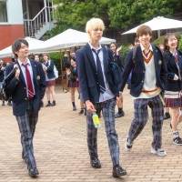 ラウールら同級生と校舎に向かう、『ハニレモ』新場面写真