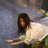 有村架純、着ぐるみ脱ぎ捨て雨を疾走