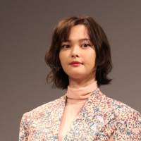 玉城ティナ、モノトーンの私服公開　美脚も