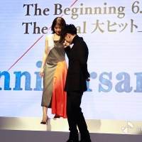 佐藤健、有村架純をエスコート　微笑みも