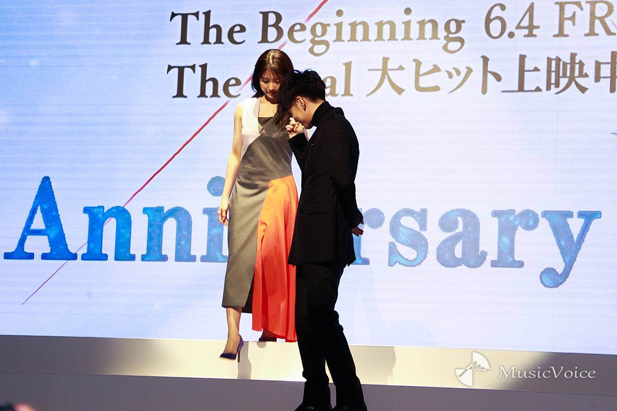 佐藤健、有村架純をエスコート　微笑みも