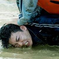 映画『護られなかった者たちへ』場面写真