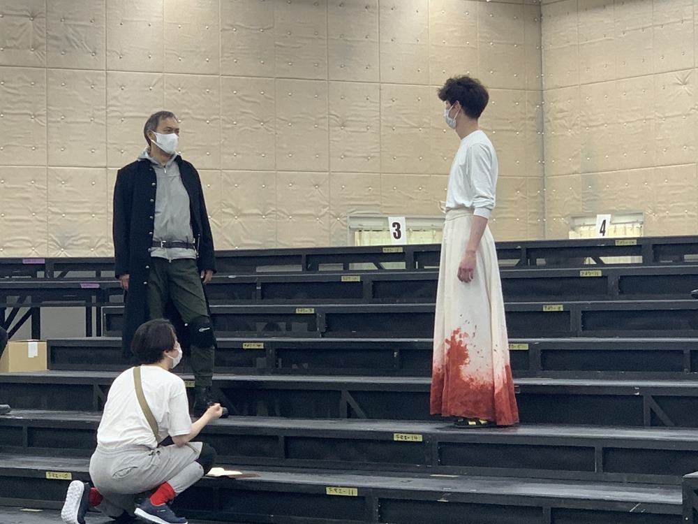 将軍・渡辺謙とインカ王・宮沢氷魚が対決、『ピサロ』稽古場レポート
