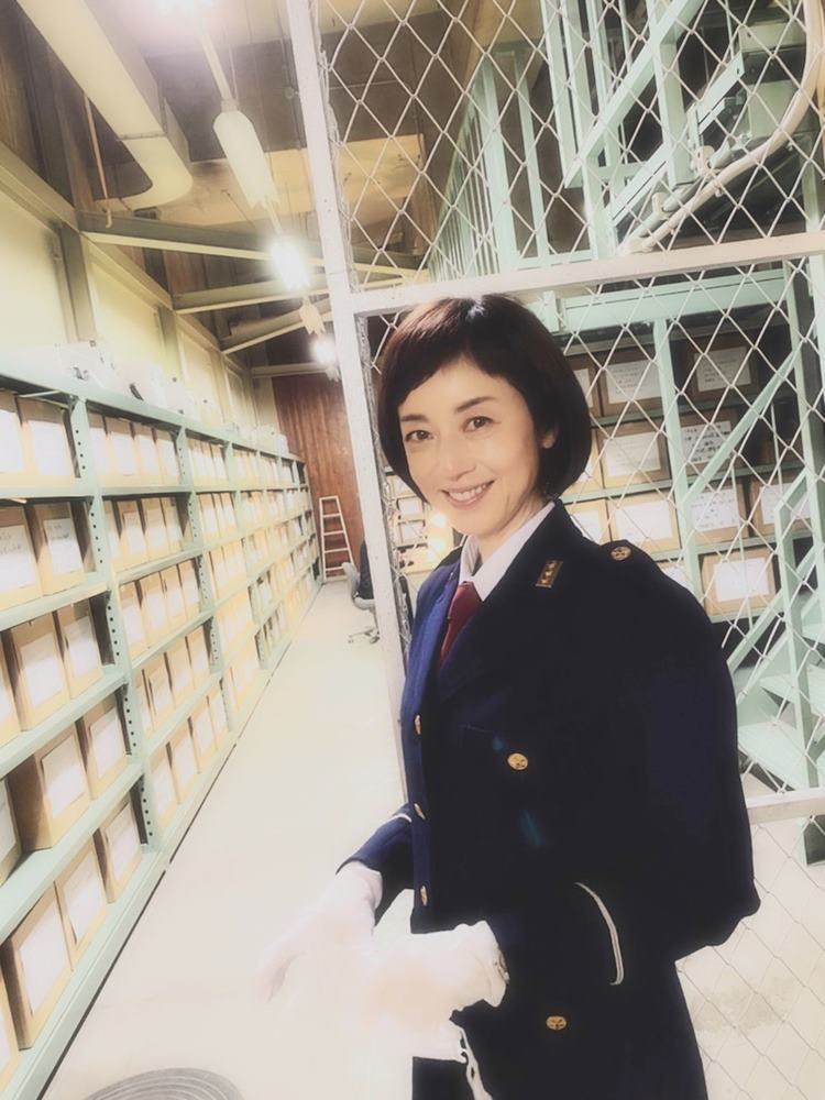 『桜の塔』高岡早紀、警察官の制服姿でのソロオフショ初公開