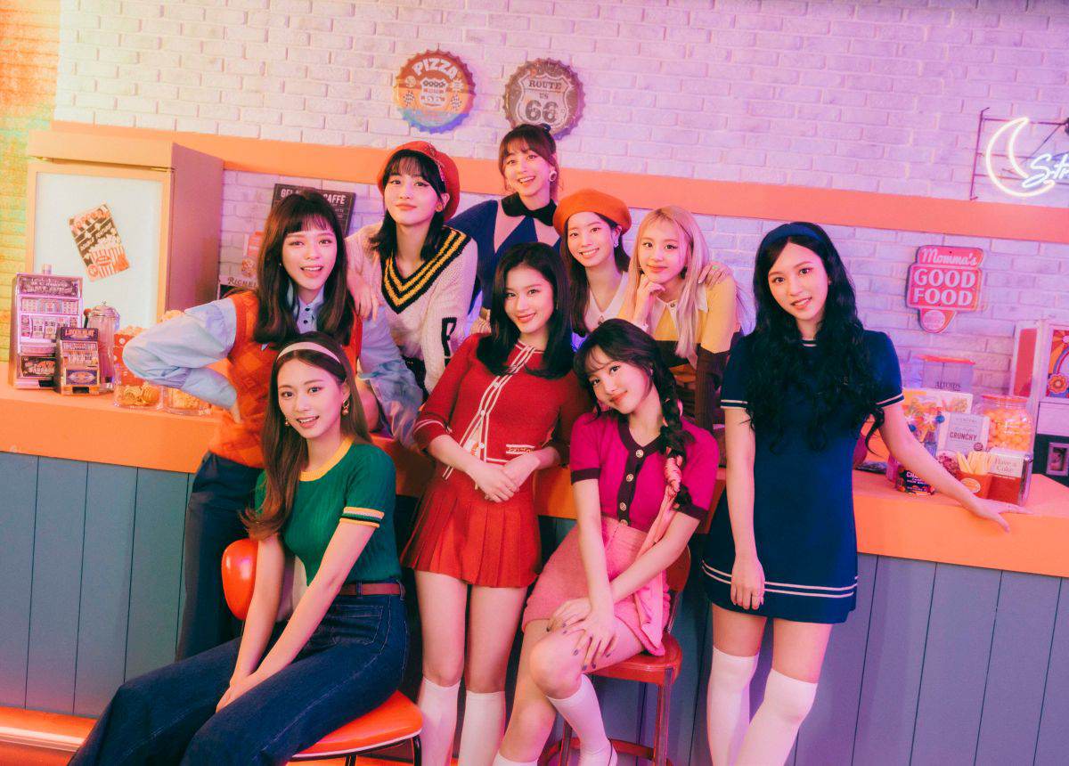 TWICE、新曲「Kura Kura」TV初パフォーマンスに反響「神々しかった」