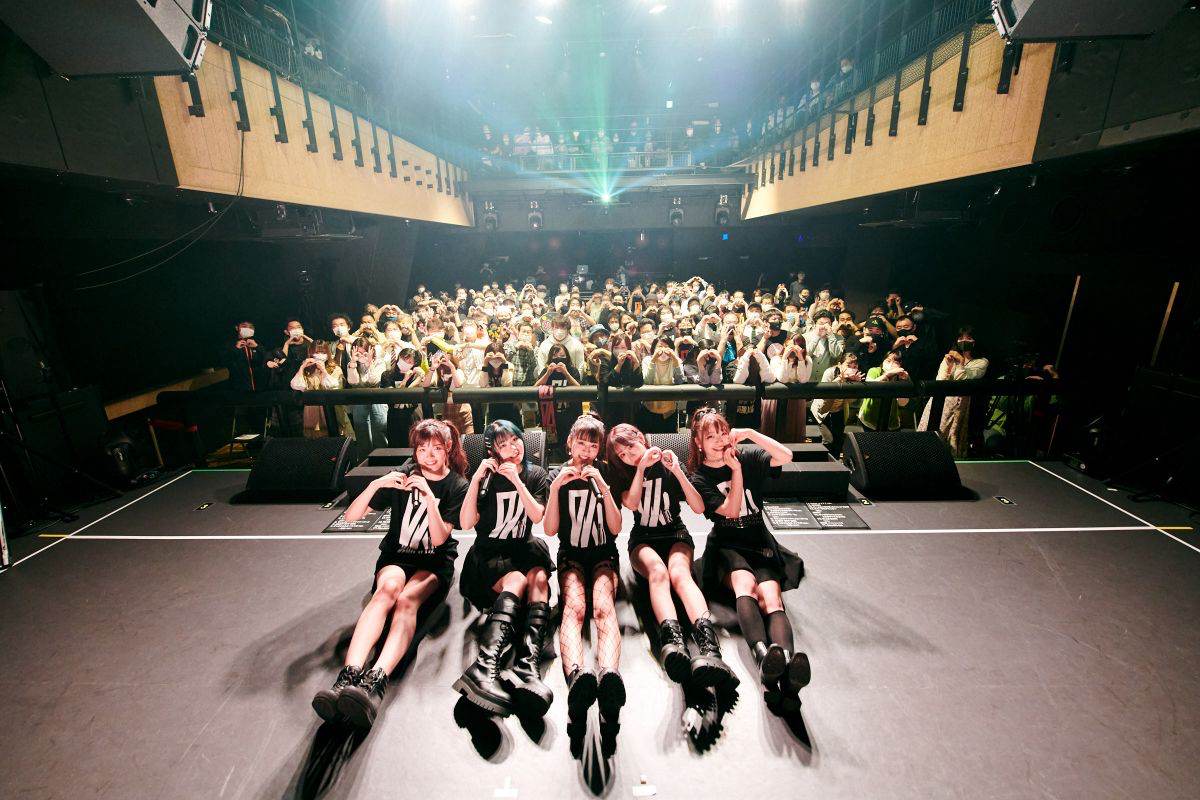 DEAR KISS、デビュー後初のワンマンライブ全17曲パフォーマンス