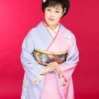 “崖っぷち演歌歌手”こと秋山涼子、亡き母の言葉を胸に歌い続ける理由