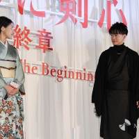 佐藤健＆有村架純、揃って和服で登壇　“夫婦”の時間は「儚くとも温かい日々」
