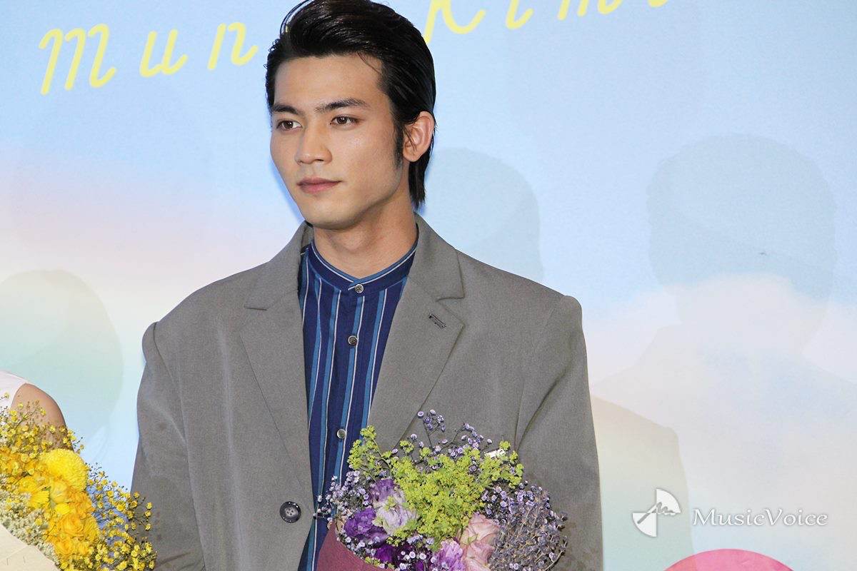 板垣瑞生「デヴィッド・ボウイです！」ポーズ決めるも大照れ