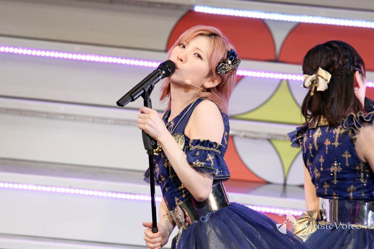 【今日の１枚】「ヘビーローテーション」を歌う岡田奈々