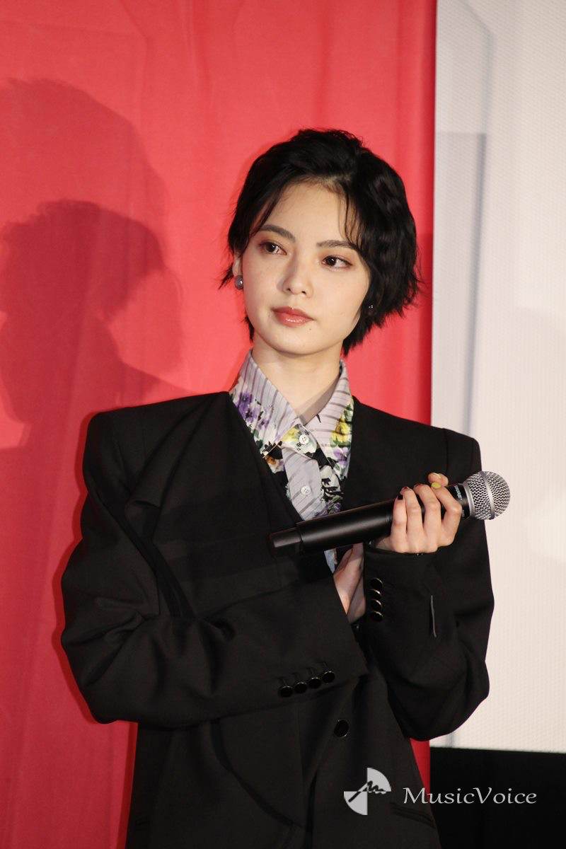 平手友梨奈、岡田准一のアドバイス聞きデコ出し「照れる」