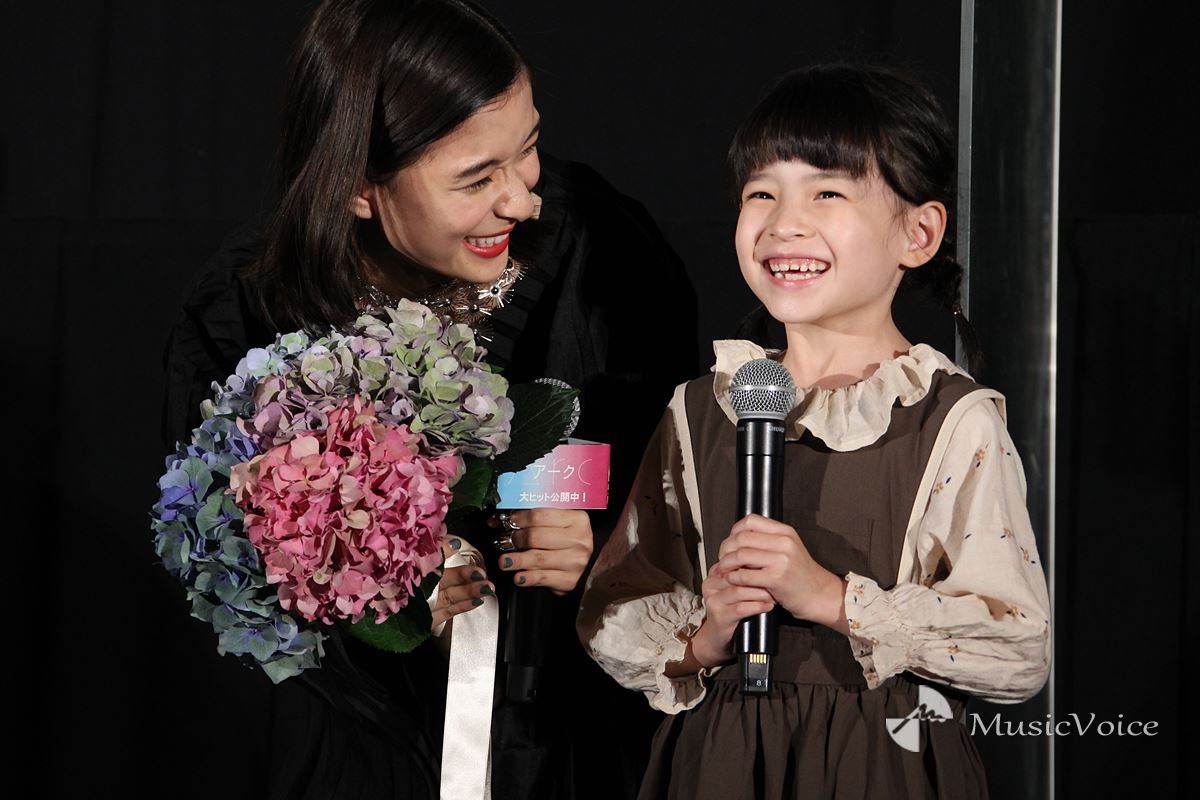 芳根京子、娘役・鈴木咲から花束「母性が…」