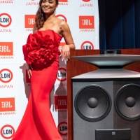 Crystal Kay「体全部で感じて聴くのが好き」“爆音リスニング”への意欲