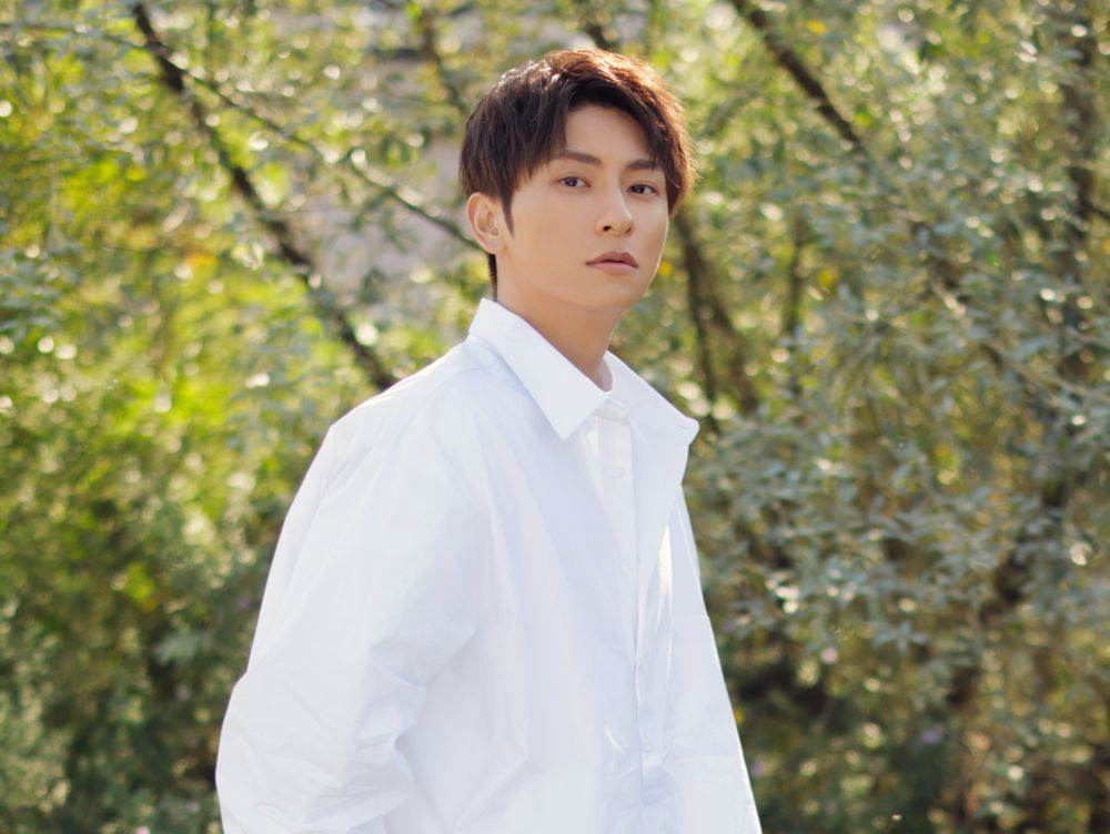 AAA與真司郎、ドライブデート風オフショットに「助手席に乗せてください！」