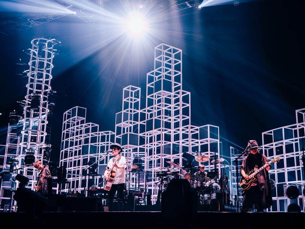 スピッツが生み出す音楽世界へ、ワンマンツアー「NEW MIKKE」開幕
