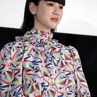 三吉彩花、胸元を大胆に　上品さ漂うドレス姿披露