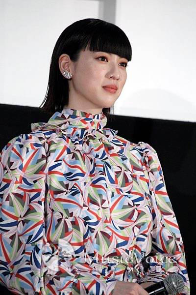 三吉彩花、胸元を大胆に　上品さ漂うドレス姿披露