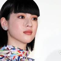 三吉彩花、ワンショルダーシャツで胸元大胆に