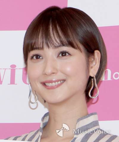 佐々木希、ハーフパンツでレアな生足「可愛いが度を超えてる」