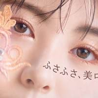 浜辺美波が目で惹きつける