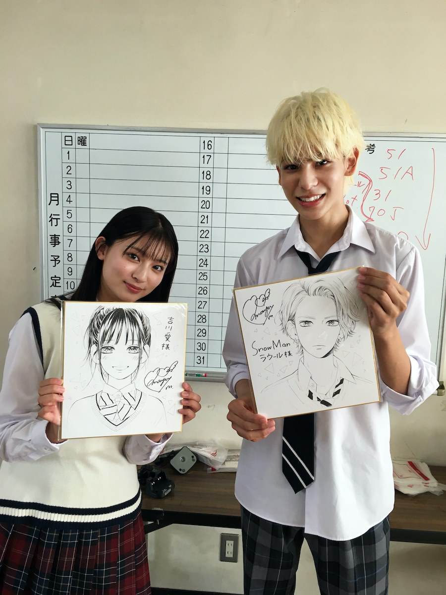 ラウール＆吉川愛、原作者・村田氏の直筆イラスト色紙に興奮