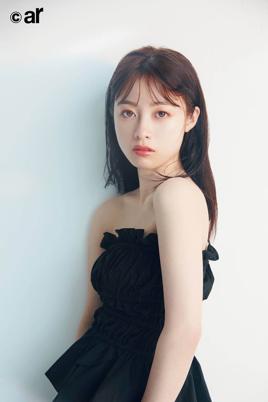 橋本環奈、肩出しブラックドレス姿で１年ぶり表紙　美背中も惜しみなく