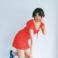 池田エライザ、赤色でドラマチックに　ミニワンピで美脚