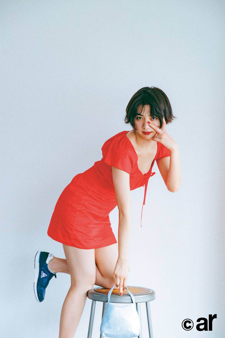 池田エライザ、赤色でドラマチックに　ミニワンピで美脚