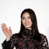 土屋太鳳『鳩の撃退法』完成披露舞台挨拶