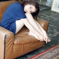 吉川愛、美脚＆レアなメガネ姿で夏を彩り