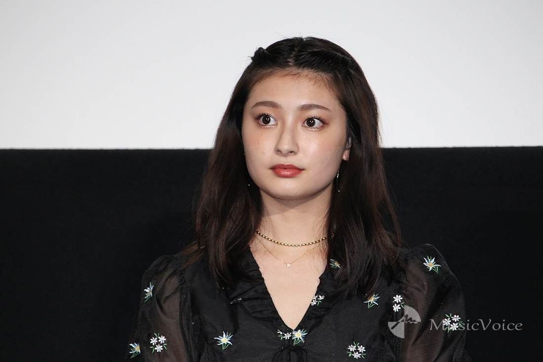 吉川愛、めがねに超ミニスカ　美太もも大胆見せコーデに「かわいすぎる」