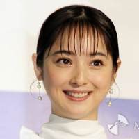 佐々木希、デコ出し＆フラワーブラウス