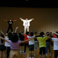 EXILE TETSUYA「おやすみダンス・おはようダンス」で児童に「眠育」特別授業
