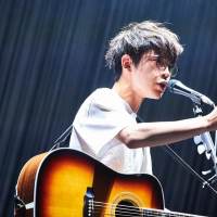 川崎鷹也、ギター1本で臨んだワンマンライブ「皆さんから拍手をもらうと、全身が痺れるんです」