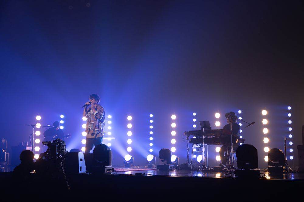 ポルノ岡野昭仁、配信ライヴ「DISPATCHERS vol.2」開催「居心地がいい“離れ”ができた」