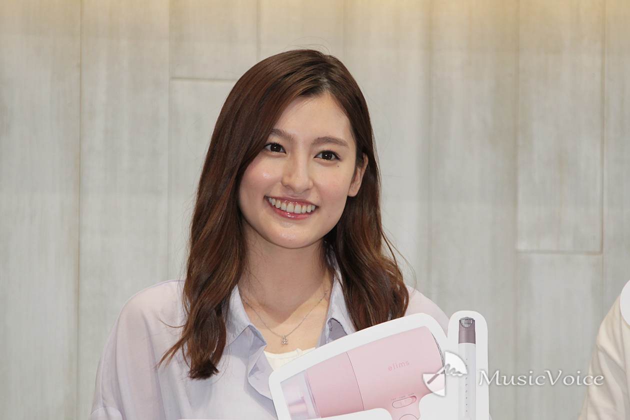 森高愛、カールで気分転換　ヘアアイロンをアピール「可愛くて寄り添ってくれる」